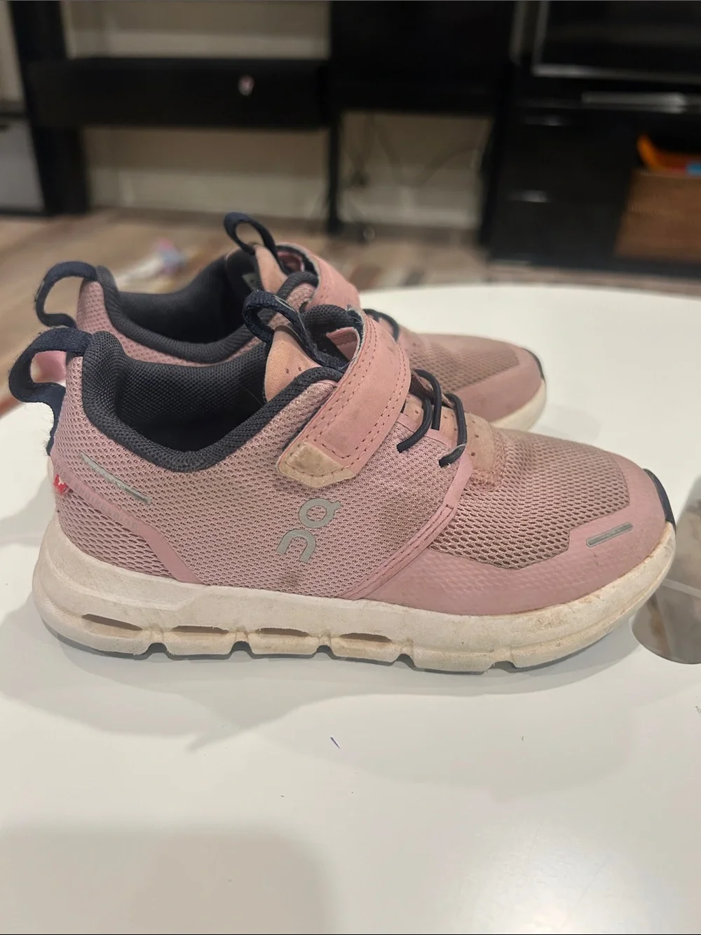 On Running Kids Pink Mesh Sneakers with Hook-and-Loop Strap